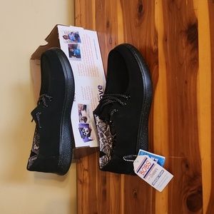 NIB Skechers 7.5/9.5 black Bob's skipper